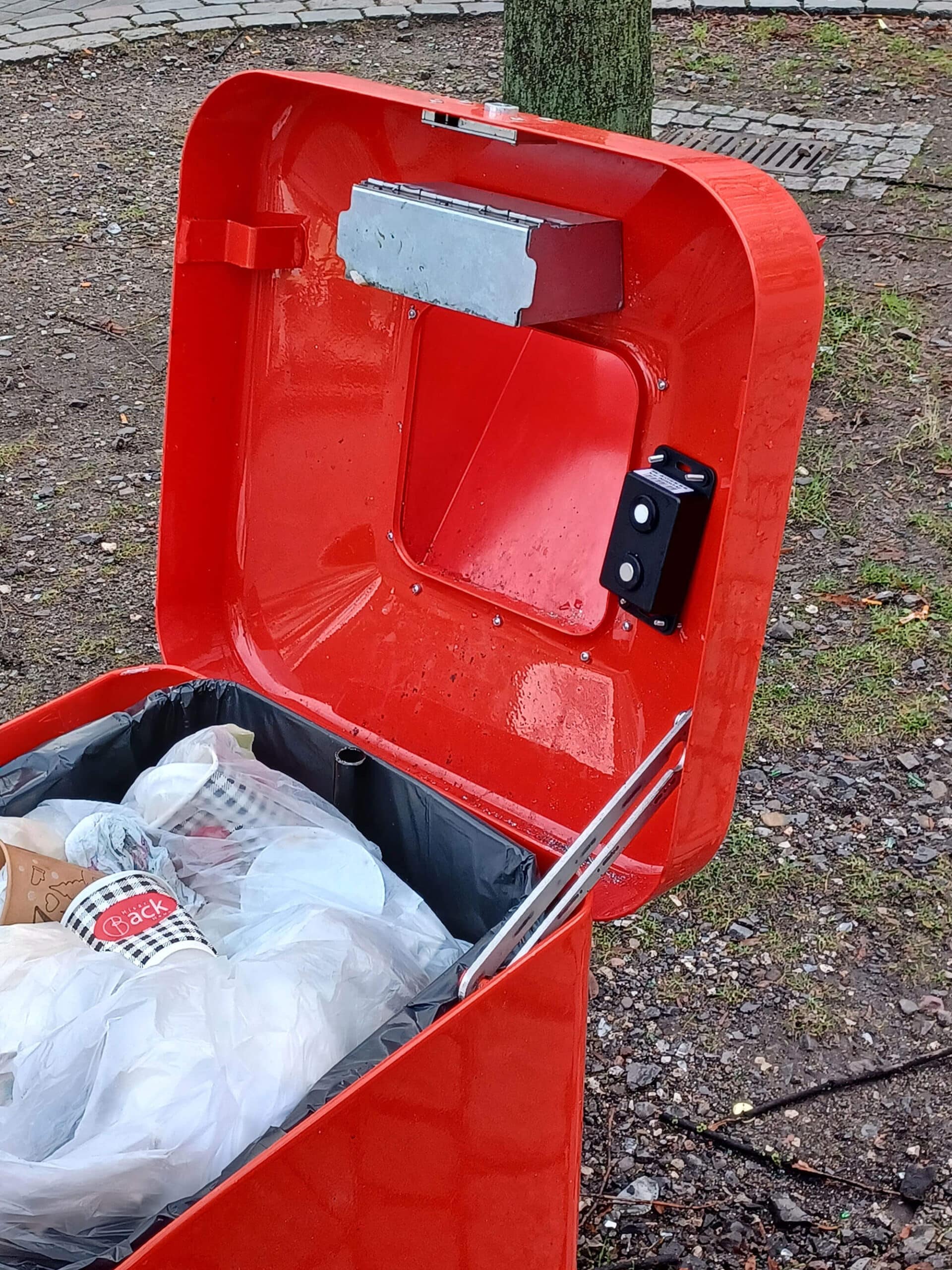Sauberkeit im Stadtbild: Mit Daten und Sensorik gegen überfüllte Abfallbehälter